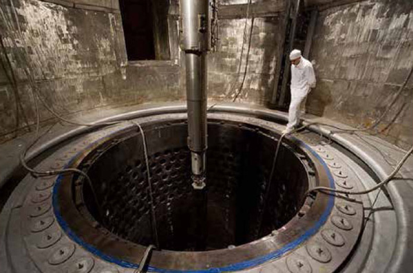 Загрузка ТВЭЛа в реактор на четвертом блоке Калининской АЭС. Фото: ОАО Росатом, www.rosatom.ru 