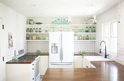 Встроенный холодильник в интерьере кухни