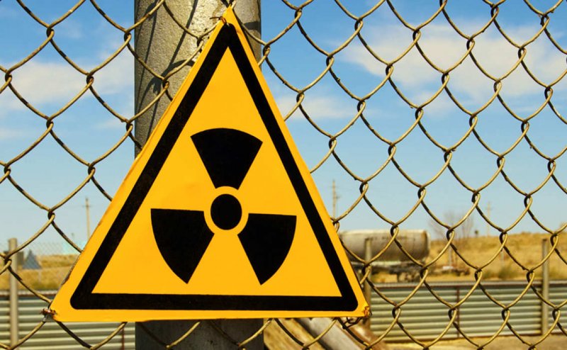 Знак радиационной опасности на Хмельницкой АЭС