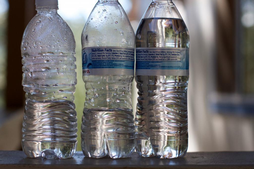 Бутылки с дистиллированной водой