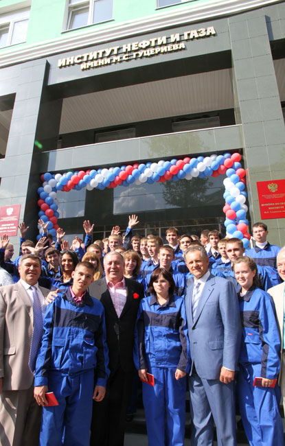 Михаил Гуцериев со студентами на открытии института Нефти и газа в Ижевске