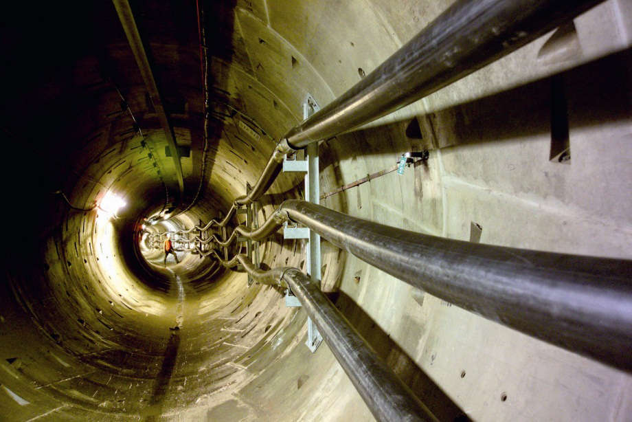Монтаж силового кабеля в тоннеле