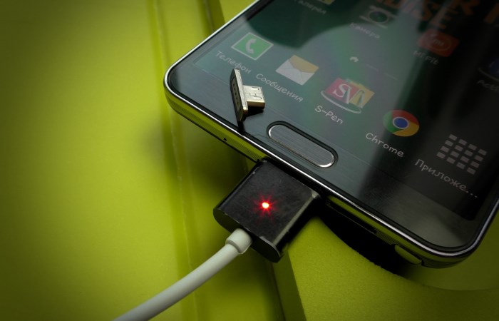 Можно ли оставлять зарядное устройство смартфона в розетке
