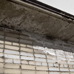 Разрушение кладки стен и плит покрытия от замачивания