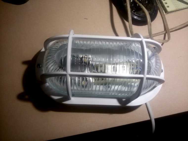 Антивандальный LED светильник для гаража