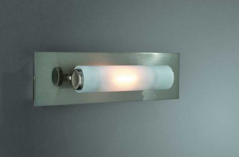Настенный светильник для ванной комнаты
