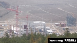 Монтаж компонентов электросети к строящейся Севастопольской ТЭС. Ноябрь 2016 года. Архивное фото
