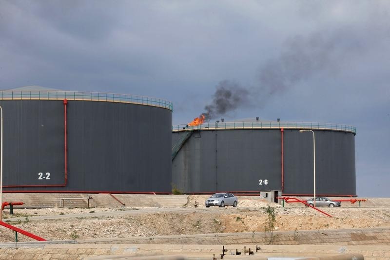 © Reuters. Недельные запасы нефти Американского института нефти API США: 1,268M против прогноза в -2,000M