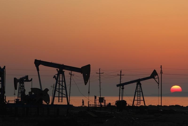 © Reuters. Цены на нефть снизились на фоне опасений инвесторов и роста запасов в США