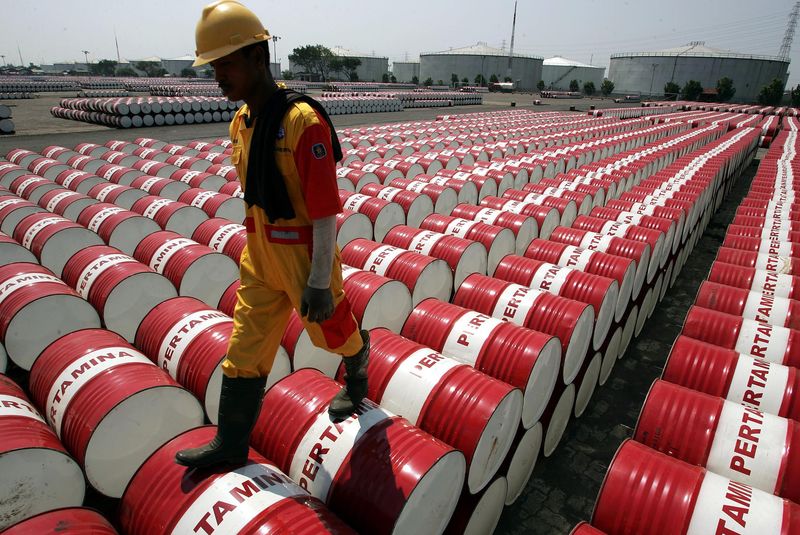 © Reuters. Запасы нефти в США упали за период с 2 июня по 9 июня на 1661 тыс. баррелей, бензина - выросли на 2096 тыс. баррелей
