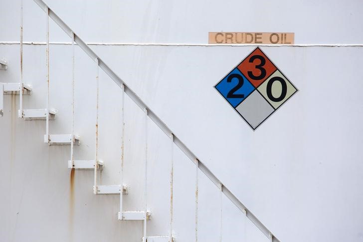 © Reuters. Цены на нефть снизились перед выходом отчета о запасах нефти в США
