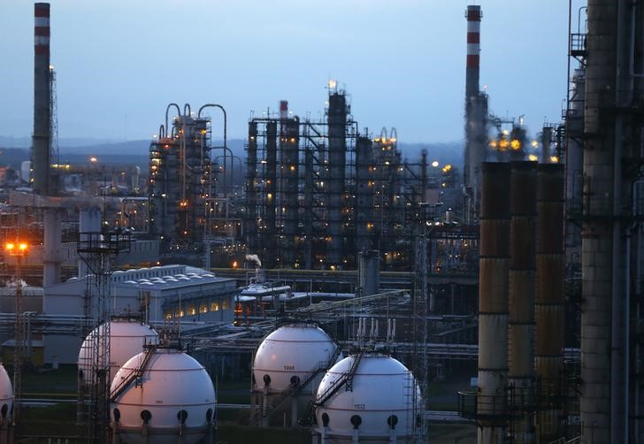 © Reuters. Цены на нефть ускорили падение после выхода отчета о запасах в США
