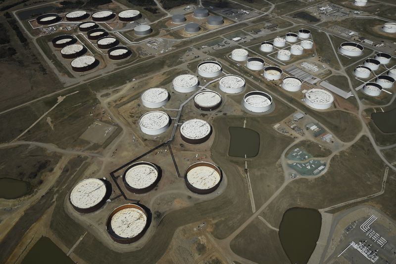 © Reuters. Нефть подорожала после отчета API о снижении запасов