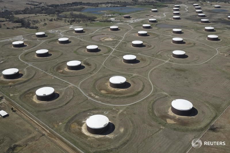 © Reuters. Нефтехранилища на терминале в Кушинге, Оклахома
