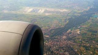Вид на аэропорт Мюнхена из иллюминатора самолет