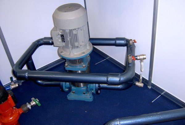 На фото показан демонстрационный вихревой генератор, в котором вода циркулирует в замкнутом контуре
