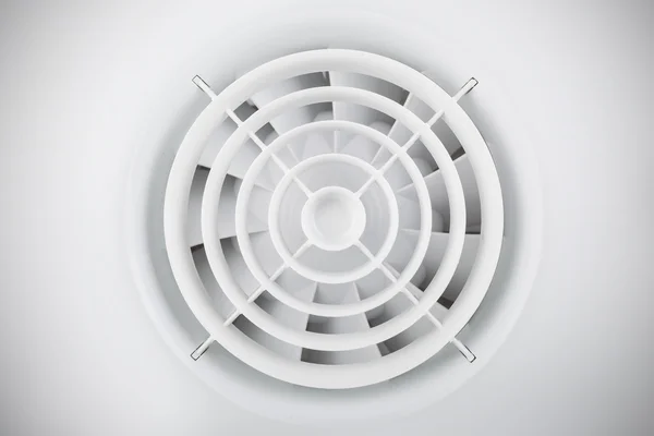 Круглый белый пластмассовый воздушный вентилятор — стоковое фото