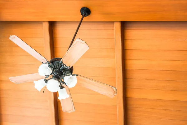 Красивая, подвесной потолок вентилятор Восточного дома — стоковое фото