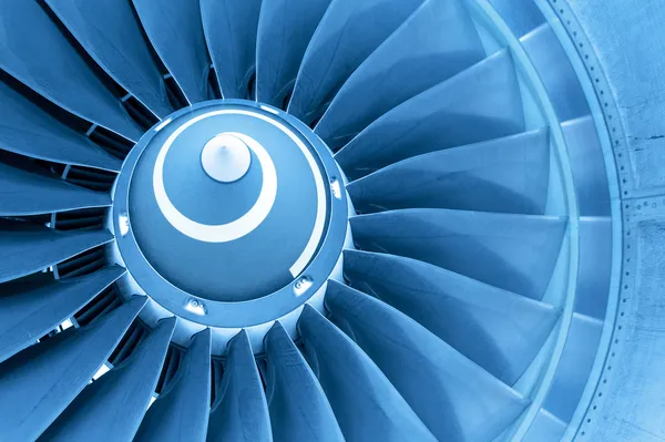Титан лезвия реактивного самолета двигатель, синий свет — стоковое фото
