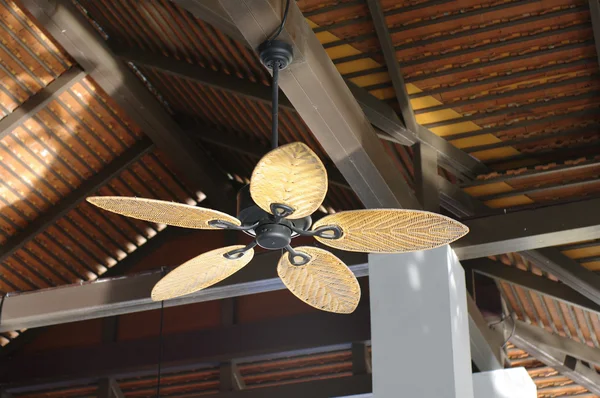 Итальянский миксколониальный стиль потолочный вентилятор — стоковое фото