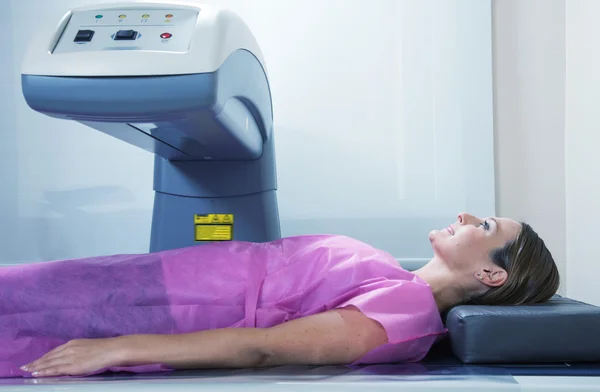 Женщина проходит МРТ — стоковое фото