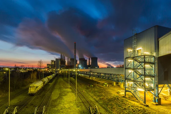 Промышленной электростанции на закате — стоковое фото