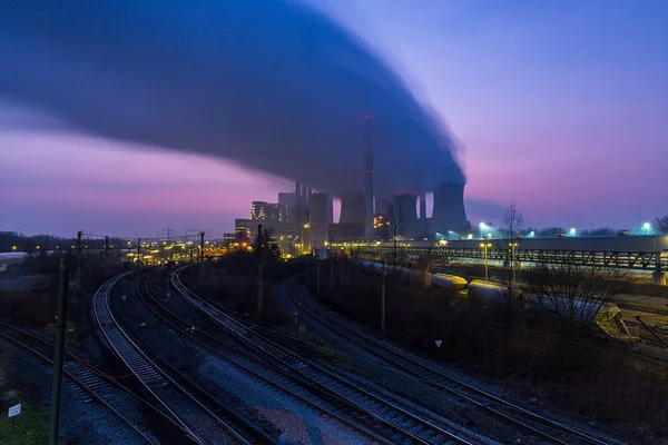 Угольные электростанции на закате — стоковое фото