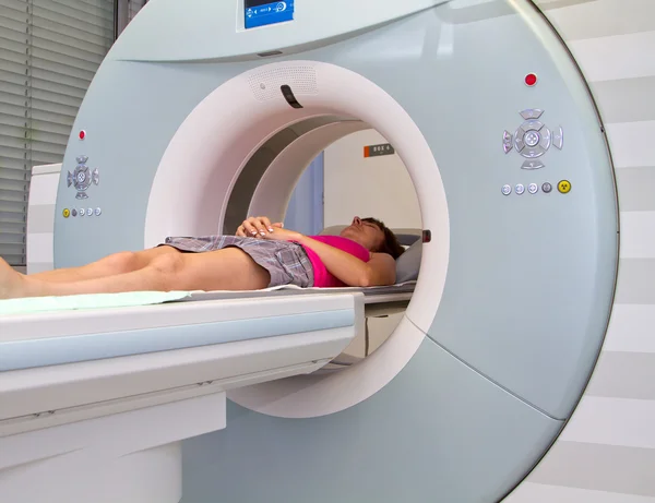 Женщина как пациент, исследуемый для сканера магнитного резонанса — стоковое фото