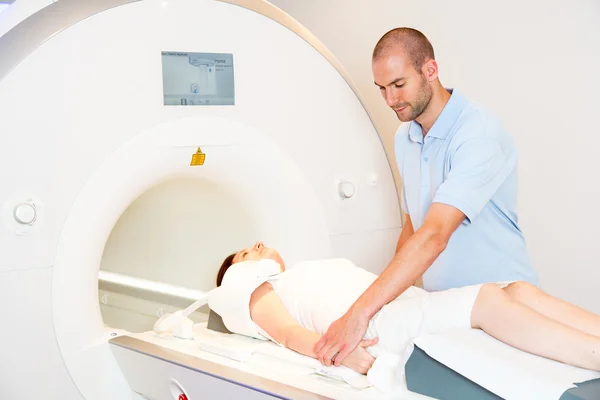 Фельдшер технической подготовки сканирования плеча с МРТ — стоковое фото