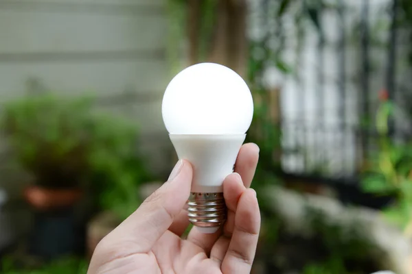 Светодиодные лампы освещения - новые технологии энергии — стоковое фото