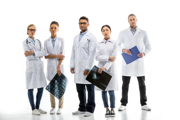 Группа профессиональных врачей — стоковое фото