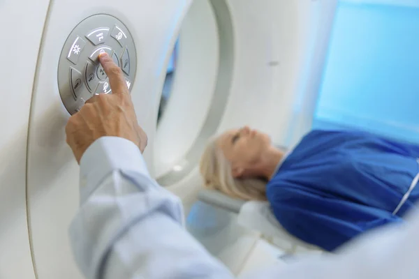 Радиологический техник и пациента, отсканированы и диагностированы на — стоковое фото