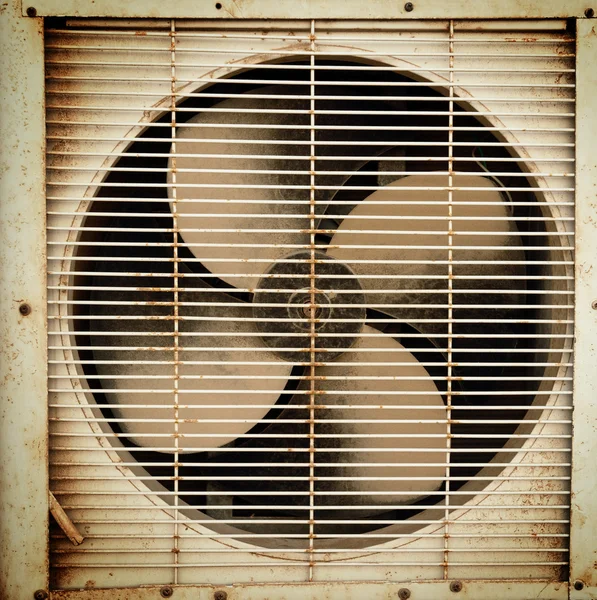 Старый грязный вентилятор вентиляция — стоковое фото