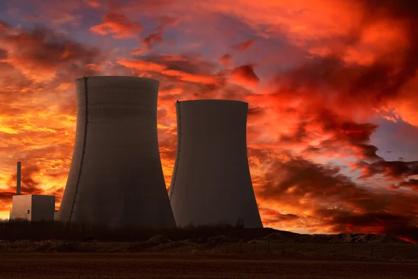 Атомная электростанция с интенсивным Красное небо — стоковое фото