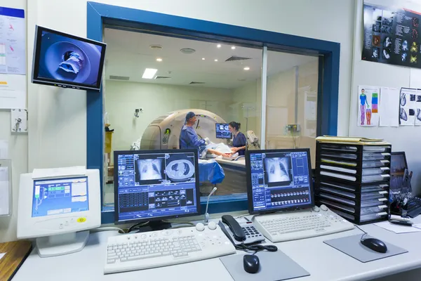 Экраны магнитно-резонансной томографии — стоковое фото