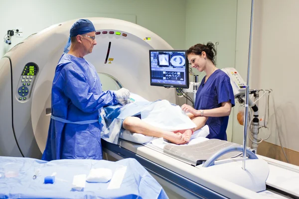 Машина для магнитно резонансной томографии в больнице — стоковое фото