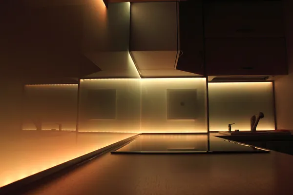 Кухня с оранжевой светодиодное освещение — стоковое фото