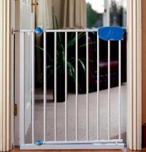 Защитный барьер в дверь на балкон