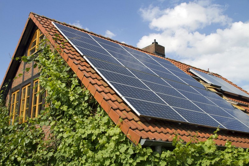 Солнечные батареи на крышу дома фото