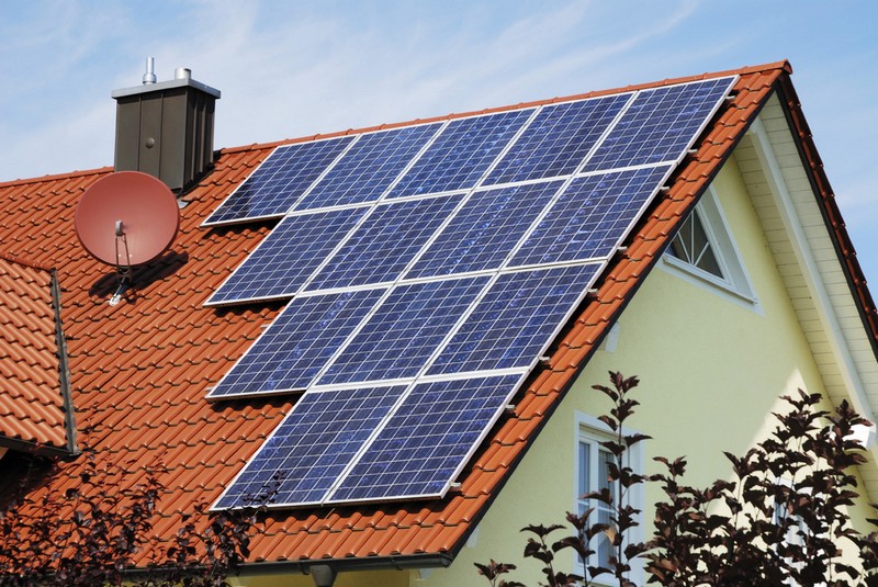 Установка солнечных батарей на крыше фото